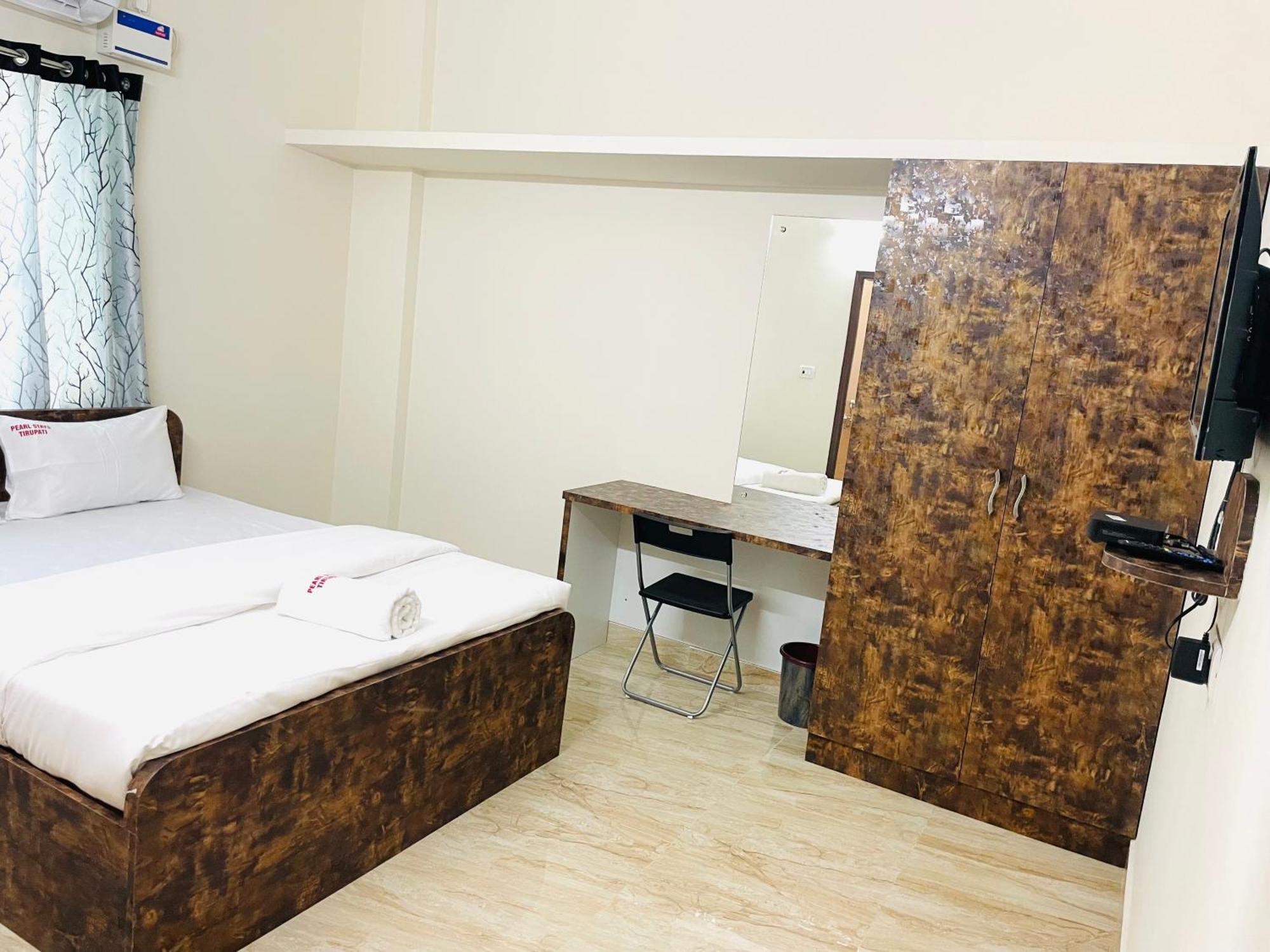 Pearl Stays, Tirupati - Very Convenient For The People Coming From Bangalore And Chennai - You Can Skip City Traffic While Reaching Any Temple In Tirupati - Covered Parking - 24Hrs Front Desk And Hot Water - Free Wifi - Flexible Checkin-In Check-Out Exterior foto